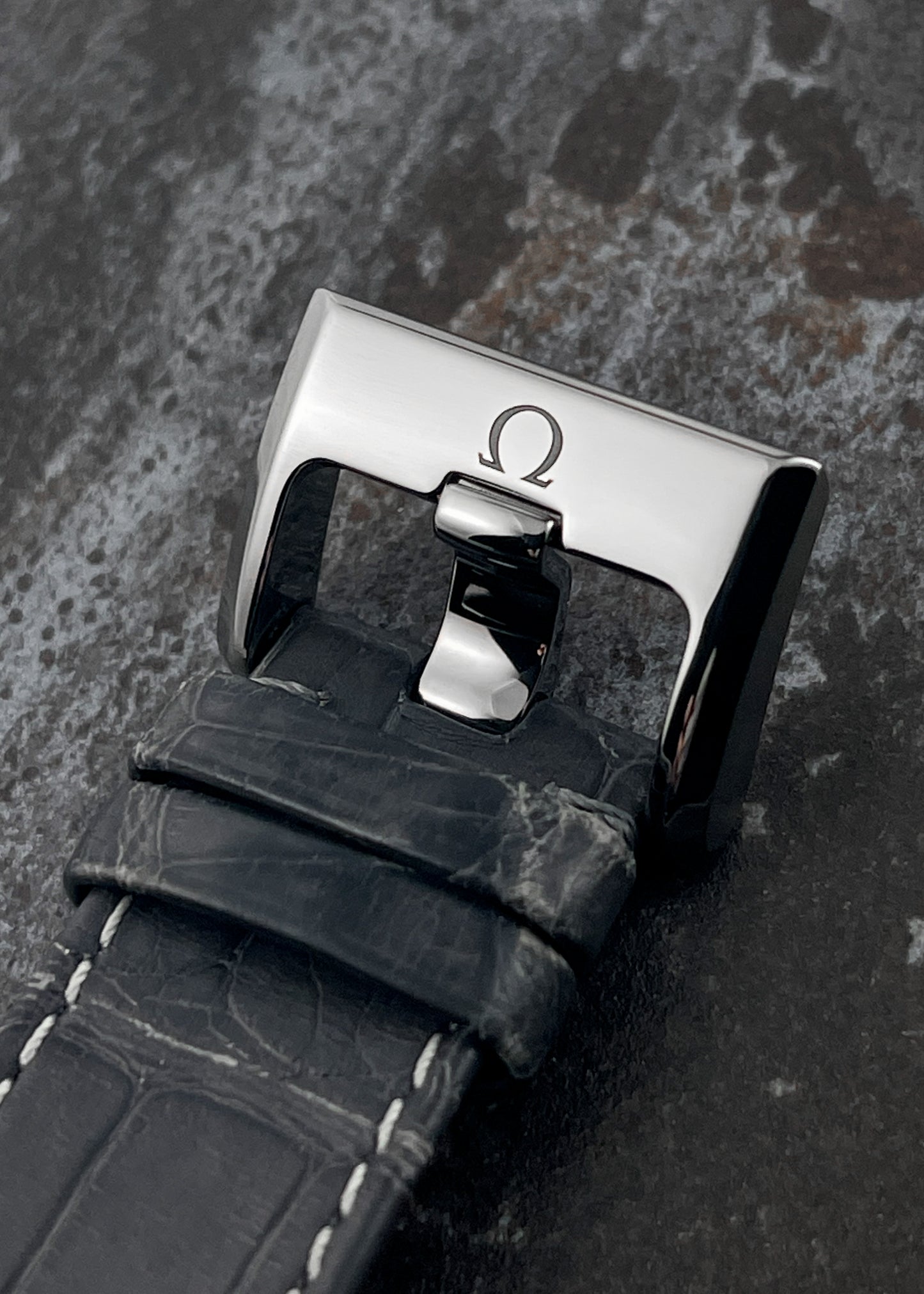 Omega Speedmaster "Grey Side of the Moon" (Pre-Owned)